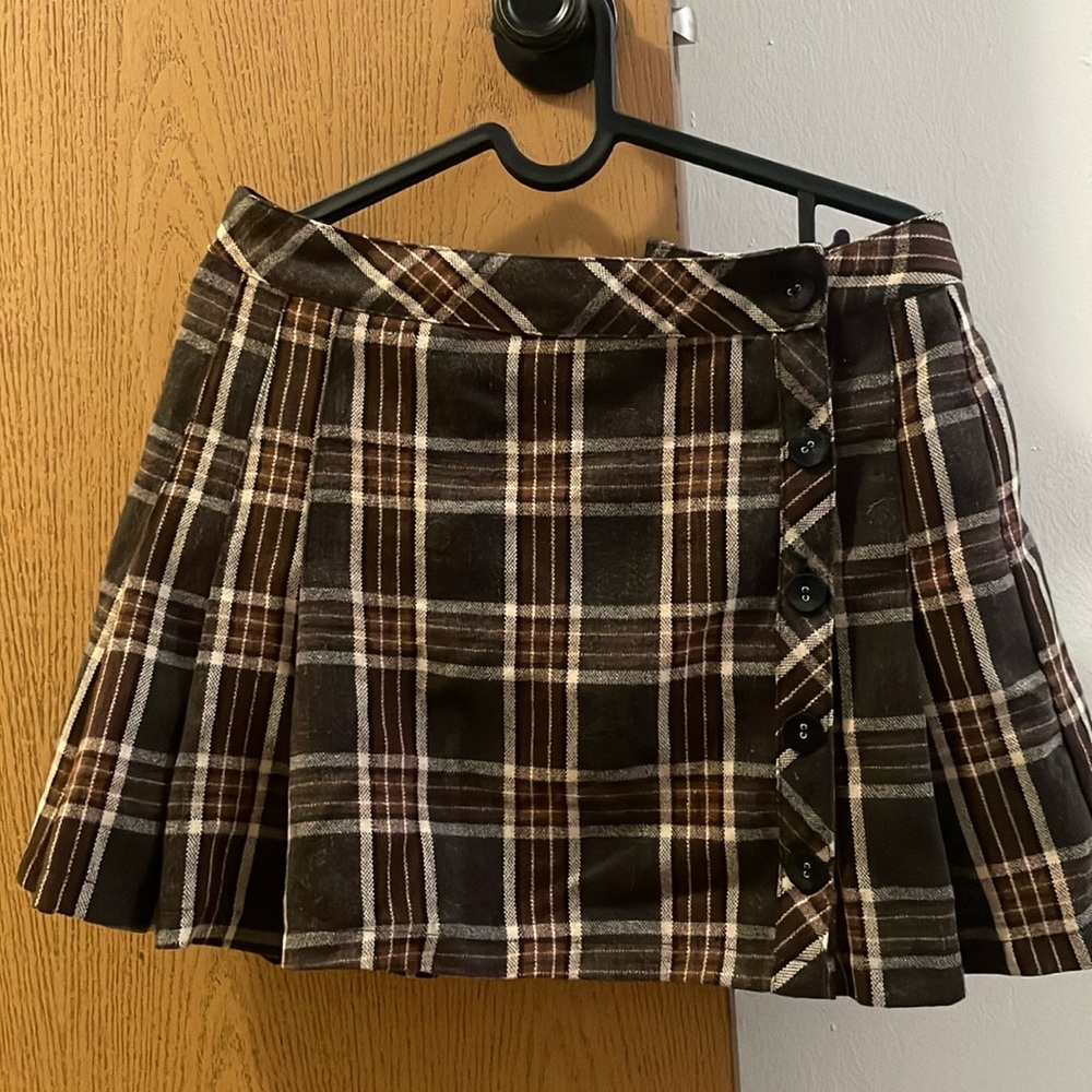 Vintage pleated skirt with side buttons